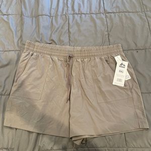 NWT Athletic shorts with zipper pockets